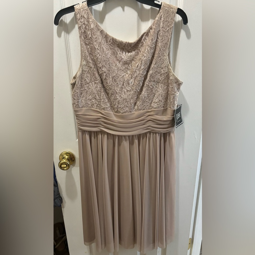 JH Evenings dress, perfect for a wedding guest, formal dinner or date night !